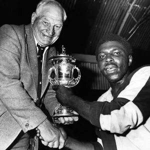 Le président du club de rugby union de Warwickshire, Harry Walker, remet le trophée Minor Cup à. Le président du club de rugby union de Warwickshire, Harry Walker, remet le trophée Minor Cup à.