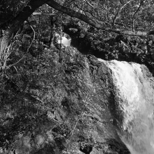 Wasserfälle stürzen herab vom Hügel in Inversnaid, Stirlingshire, Schottland