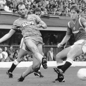 No hay salida: Coventry Citys el internacional holandés Martin Jol despeja la pelota como. No hay salida: Coventry Citys el internacional holandés Martin Jol despeja la pelota como.