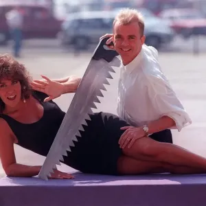 Wayne Dobson, magicien et Linda Lusardi, ancienne mannequin de mode glamour en 1990. Wayne Dobson, magicien et Linda Lusardi, ancienne mannequin de mode glamour en 1990.