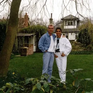 Wayne Dobson Magicien avec son épouse Karen Dobson dans le jardin arrière de la cabane Dbase A©Mirrorpix. Wayne Dobson Magicien avec son épouse Karen Dobson dans le jardin arrière de la cabane Dbase A©Mirrorpix.