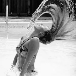 Wetter heiß, 82 Grad in London, Modell Dee Ivans im Schwimmbad ist die heißeste Mai-Tag seit dem