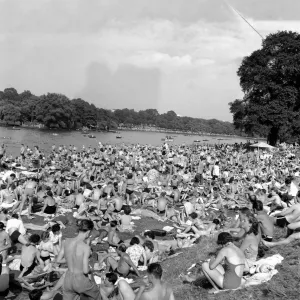 Weather: Hot: When a heat wave hits London, everyone tries to find a convenient way to Weather: Hot: When a heat wave hits London, everyone tries to find a convenient way to