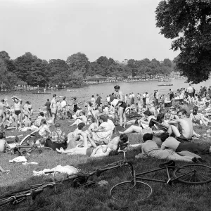Weather Hot May 1952 London Serpentine Lido A©Mirrorpix Weather Hot May 1952 London Serpentine Lido A©Mirrorpix
