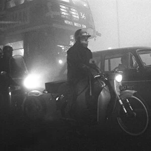 Weather London Smog December 1962 Traffic crawling along at 2mph in the London Smog