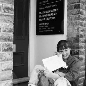 La boda de Ronnie Cook y Mandy Fraser de 19 años en la Oficina del Registro de Bedford.