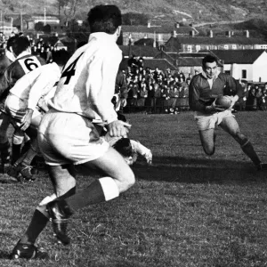 El rugby galés en Treorchy, el delantero rojo Haydn Morgan hace una ruptura con la pelota.