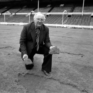 El groundsman de Wembley Don Gallacher inspecciona el daño causado por los fans escoceses después. El groundsman de Wembley Don Gallacher inspecciona el daño causado por los fans escoceses después.