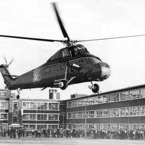 Un hélicoptère Wessex de l'escadrille royale piloté par le prince Charles atterrit à Davy Ashmore. Un hélicoptère Wessex de l'escadrille royale piloté par le prince Charles atterrit à Davy Ashmore.