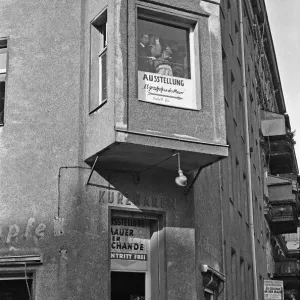 West Berliners on Bernauer Strasse, use the upper windows of the Ausstellung as a vantage