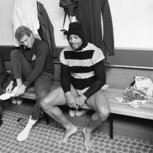 Der Spieler von West-Bromwich-Albion, Cyrille Regis trägt eine Verkleidung im Dressingraum Der Spieler von West-Bromwich-Albion, Cyrille Regis trägt eine Verkleidung im Dressingraum