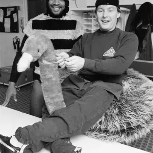 Spieler von West Bromwich Albion in Fancy Dress - Cyrille Regis und Derek Statham tragen Verkleidung Spieler von West Bromwich Albion in Fancy Dress - Cyrille Regis und Derek Statham tragen Verkleidung