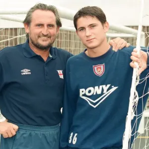 L'entraîneur adjoint de West Ham, Frank Lampard, avec son fils footballeur également appelé Frank Lampard. L'entraîneur adjoint de West Ham, Frank Lampard, avec son fils footballeur également appelé Frank Lampard.
