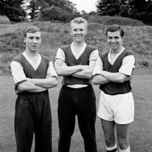 El futbolista del West Ham United Bobby Moore se fotografía junto a compañeros de equipo Andy Smillie (izquierda). El futbolista del West Ham United Bobby Moore se fotografía junto a compañeros de equipo Andy Smillie (izquierda).