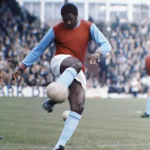 Il calciatore di West Ham United Clyde Best prima di una partita di campionato. Novembre 1971 Il calciatore di West Ham United Clyde Best prima di una partita di campionato. Novembre 1971