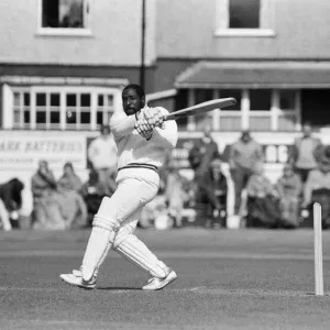 El jugador de críquet de las Indias Occidentales Richards en acción en el club de cricket del condado Riston donde pasó.