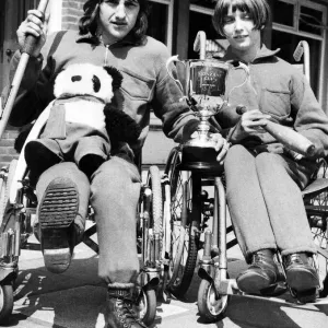 Due campioni di sedia a rotelle della Percy Hedley School di Newcastle mostrano la coppa che.