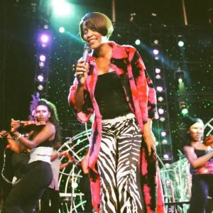 Whitney Houston se produit au stade de Wembley lors de la tournée britannique.