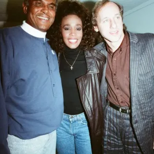 Whitney Houston souriant en coulisses du concert Nelson Mandela à Londres.