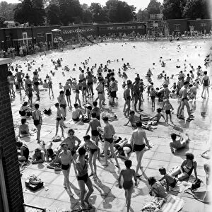 Whitsun bank holiday crowds flock to the Brockwell Lido