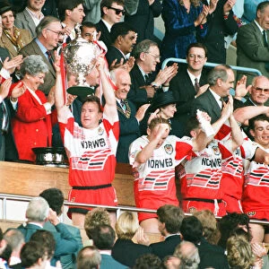 Wigan Captains holds a loft the Rugby League Cup for the 7th sucessive time after beating