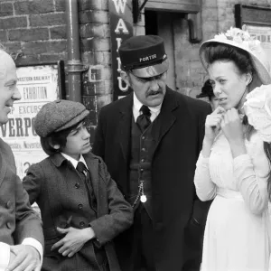 William Mervyn, Gary Warren, Bernard Cribbins y Jenny Agutter en el set de.