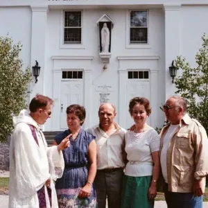 William Ramsey (centre) de Southend-on-Sea au Royaume-Uni qui a volé en Amérique pour être.