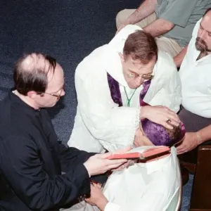 William Ramsey de Southend-on-Sea au Royaume-Uni étant exorcisé par l'évêque Robert McKenna à.