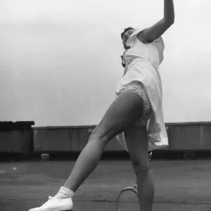 La estrella de tenis de Wimbledon Gertrude Gussie Moran mostrando su nuevo vestido a la moda.