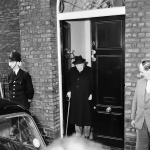 Winston Churchill pictured leaving his home for Chartwell House. 6th September 1961 Winston Churchill pictured leaving his home for Chartwell House. 6th September 1961