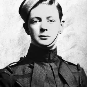 Winston Churchill como joven oficial en el 4º Queens Own Hussars, 1895. Winston Churchill como joven oficial en el 4º Queens Own Hussars, 1895.