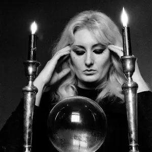 Hexenwerk Oktober 1972 Frau Marion Unsworth (25) von Abbott Crescent Kempton Bedfordshire Hexenwerk Oktober 1972 Frau Marion Unsworth (25) von Abbott Crescent Kempton Bedfordshire