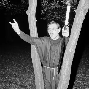 Hexen feiern Allerheiligen damit, dass sie versuchen, sich gegenseitig auszurotten Hexen feiern Allerheiligen damit, dass sie versuchen, sich gegenseitig auszurotten