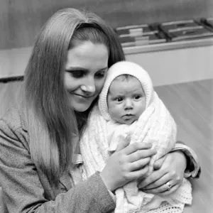 A woman with her baby girl. November 1969 Z10895-004