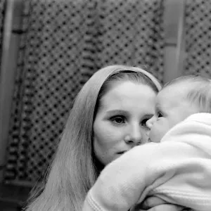 A woman with her baby girl. November 1969 Z10895-006