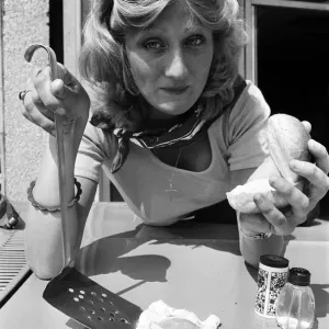 1976 Heatwave: Woman Cooks Egg on Car Bonnet Print
