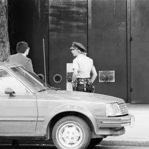 Une policière patrouillant les rues de New York, États-Unis, juin 1984. Une policière patrouillant les rues de New York, États-Unis, juin 1984.