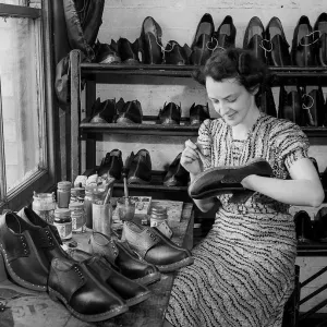 Woman Shoe maker 1941 women doing mens jobs during the war years Women at War WW2 Woman Shoe maker 1941 women doing mens jobs during the war years Women at War WW2