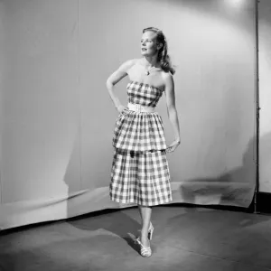 Mujer vestida con un vestido de cuadros octubre 1952 C5178-001