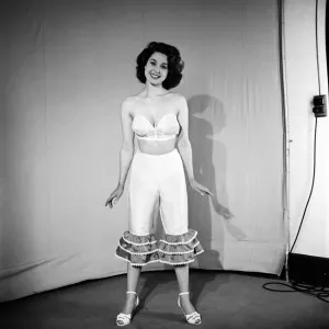 Femme portant des culottes en jupe. Décembre 1952 D20