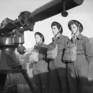 Mujeres del ATS operando los ópticos de medición de altura en una batería antiaérea.