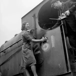 Women Engine Cleaners during WW2 - 1941 Women doing mens jobs during the war Women Engine Cleaners during WW2 - 1941 Women doing mens jobs during the war