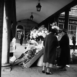 Mujeres en una parada de flores fuera de los Baños Romanos, Bath, Somerset. 29 de noviembre de 1964. Mujeres en una parada de flores fuera de los Baños Romanos, Bath, Somerset. 29 de noviembre de 1964.