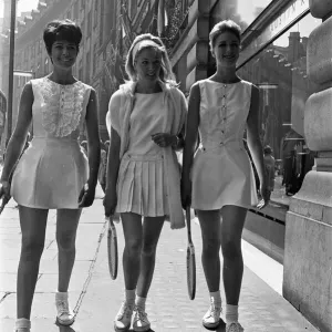 Femmes posant en tenues Fred Perry dans le West End de Londres. 12 juin 1963. Femmes posant en tenues Fred Perry dans le West End de Londres. 12 juin 1963.