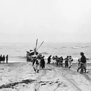 Les femmes tirent la barque de sauvetage sur le rivage à la station de sauvetage de Cresswell dans le Northumberland.