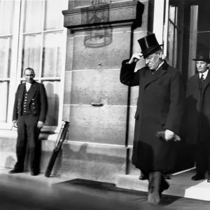 Woodrow Wilson American President World War One, leaving Peace Conference at Versailles Woodrow Wilson American President World War One, leaving Peace Conference at Versailles