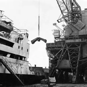 Working at full pressure, another ship is unloaded of it Working at full pressure, another ship is unloaded of it
