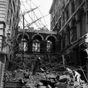 Workmen search the remains of St Thomass Hospital London after a WW2 air attack 1940