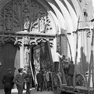 Works of arts being removed from Malines Cathedral, to save them from the advancing