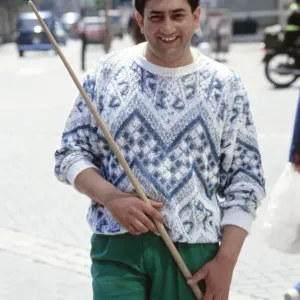 Campeón mundial de snooker Joe Johnson se toma una foto con su taco en la calle. 28 de mayo de 1986 Campeón mundial de snooker Joe Johnson se toma una foto con su taco en la calle. 28 de mayo de 1986